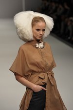 北国を連想させるカミシマチナミ(KAMISHIMA CHINAMI)の2011年春夏コレクション｜写真17