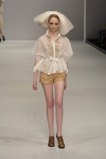 北国を連想させるカミシマチナミ(KAMISHIMA CHINAMI)の2011年春夏コレクション｜写真20