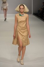 北国を連想させるカミシマチナミ(KAMISHIMA CHINAMI)の2011年春夏コレクション｜写真21