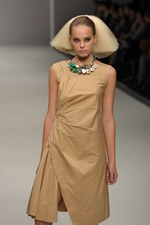 北国を連想させるカミシマチナミ(KAMISHIMA CHINAMI)の2011年春夏コレクション｜写真22