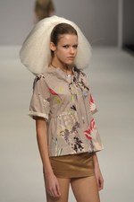 北国を連想させるカミシマチナミ(KAMISHIMA CHINAMI)の2011年春夏コレクション｜写真25