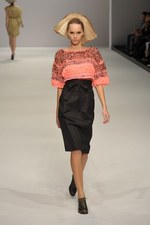 北国を連想させるカミシマチナミ(KAMISHIMA CHINAMI)の2011年春夏コレクション｜写真28