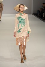 北国を連想させるカミシマチナミ(KAMISHIMA CHINAMI)の2011年春夏コレクション｜写真32