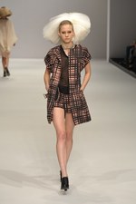 北国を連想させるカミシマチナミ(KAMISHIMA CHINAMI)の2011年春夏コレクション｜写真33