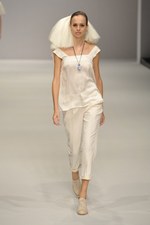 北国を連想させるカミシマチナミ(KAMISHIMA CHINAMI)の2011年春夏コレクション｜写真54