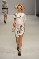 北国を連想させるカミシマチナミ(KAMISHIMA CHINAMI)の2011年春夏コレクション｜写真58