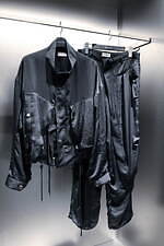 ベッドフォード“艶やかブラック”のサテンブルゾン＆パンツ、全国のロイヤルフラッシュ限定で｜写真1