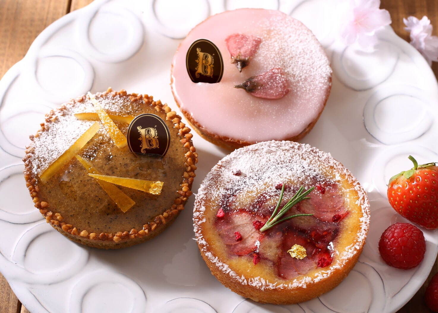 ビスキュイテリエ ブルトンヌ25年ホワイトデー焼き菓子、“春の花”すみれ色キャンディ型ギフト｜写真3