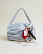 レペット"枕"着想のレザーバッグに淡いブルー＆ピンクの新色、リボンチャーム付き｜写真2