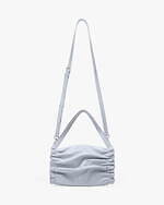 レペット"枕"着想のレザーバッグに淡いブルー＆ピンクの新色、リボンチャーム付き｜写真4