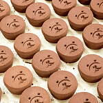 老舗和菓子・亀屋良長“お湯を注ぐだけ”で簡単ホットココア「にっこり犬型」干菓子、バレンタイン限定品｜写真5