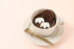 老舗和菓子・亀屋良長“お湯を注ぐだけ”で簡単ホットココア「にっこり犬型」干菓子、バレンタイン限定品｜写真1