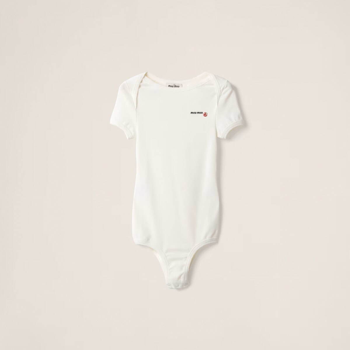 ミュウミュウ × プチバトー“子ども服”着想ロゴTシャツやボディ