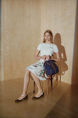 ミュウミュウ × プチバトー“子ども服”着想ロゴTシャツやボディスーツ、コットンの柔らかな着心地で｜写真4