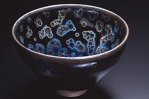 国宝《曜変天目》など“中国の茶碗”一挙公開、展覧会「黒の奇跡・曜変天目の秘密」静嘉堂文庫美術館で