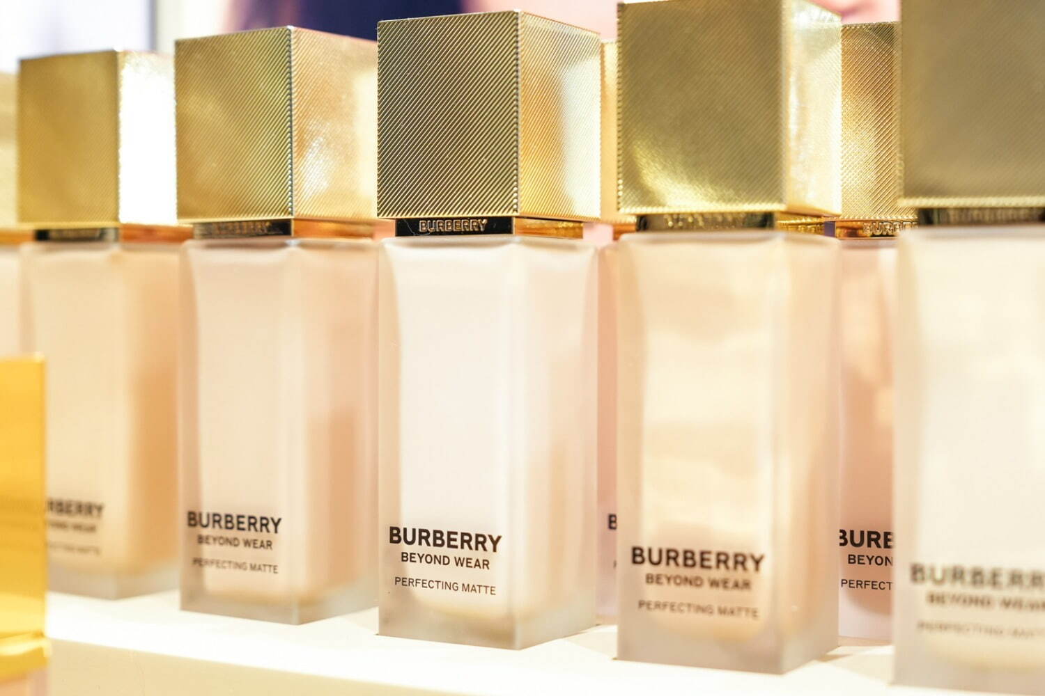 バーバリー ビヨンド ウェア パーフェクティング マット 全12色 各30mL 各8,250円