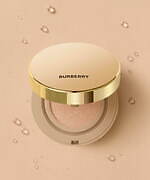 バーバリー ビューティ2025年日本再上陸、“トレンチコート着想”のアイシャドウや艶リップ｜写真24