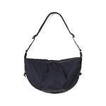 グラフペーパー×韓国発ブランコフ“三日月型”ショルダーバッグ、軽くて丈夫な撥水ナイロン採用｜写真2