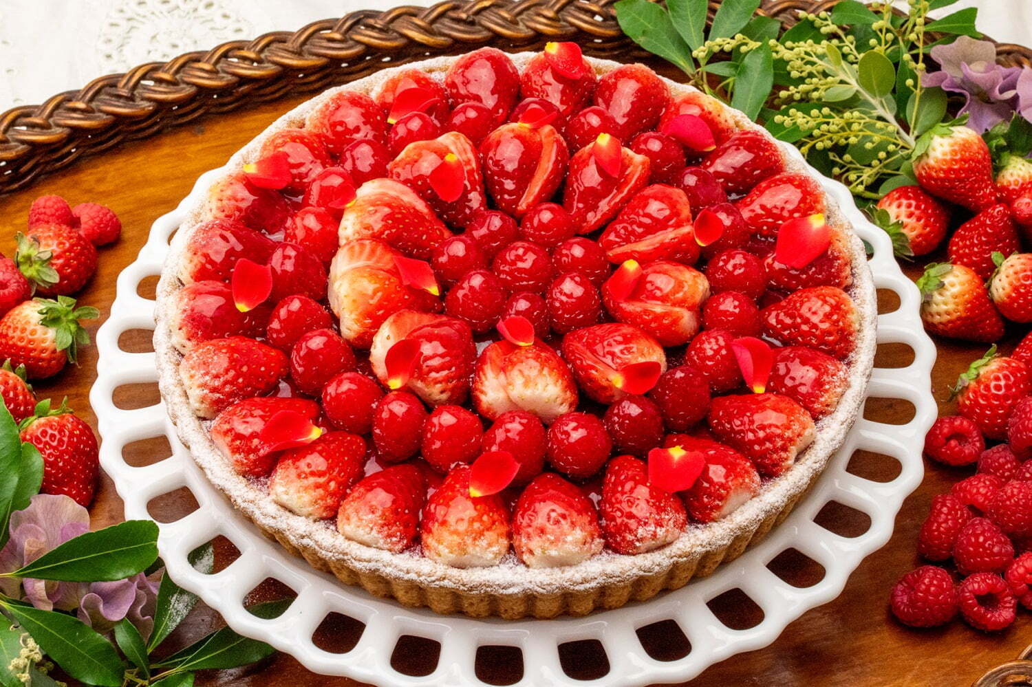 キル フェ ボンから“バラの花びら舞う”苺タルト、佐賀産ブランド苺「いちごさん」使用｜横浜相鉄ジョイナス