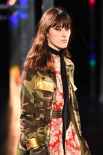 サンローラン 2015年春夏コレクション - グラムロックの煌めきとジェンダーフリー｜写真11