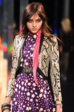 サンローラン 2015年春夏コレクション - グラムロックの煌めきとジェンダーフリー｜写真27