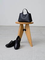 トッズ フォー ロンハーマン、ローファー風の厚底スニーカー＆2WAYレザーバッグをブラックで｜写真10