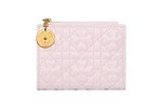 ディオールの25年春財布、“幸運のクローバー”ステッチ＆“蝶と花”のトワル ドゥ ジュイ柄｜写真2