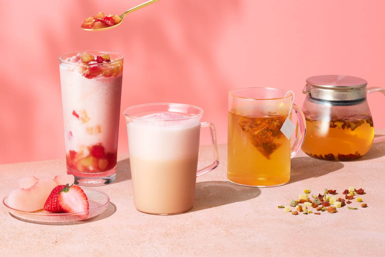 左から)ピーチ トランクイリティ ティー フラペチーノ 持ち帰り 776円、店内利用 790円、ピーチ トランクイリティ ムース ティー ラテ(ホット) 持ち帰り 678円、店内利用 690円、ピーチ トランクイリティ/ホットティー 持ち帰り 530円、店内利用 540円 ※カフェインフリー、ピーチ トランクイリティ/ティーポット 持ち帰り 584円、店内利用 595円  ※カフェインフリー＜全てトールサイズのみ＞