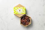 ル・ショコラ・アラン・デュカス“桜”モチーフの幾何学チョコ、ごろっとピスタチオ入りキャラメル味｜写真3