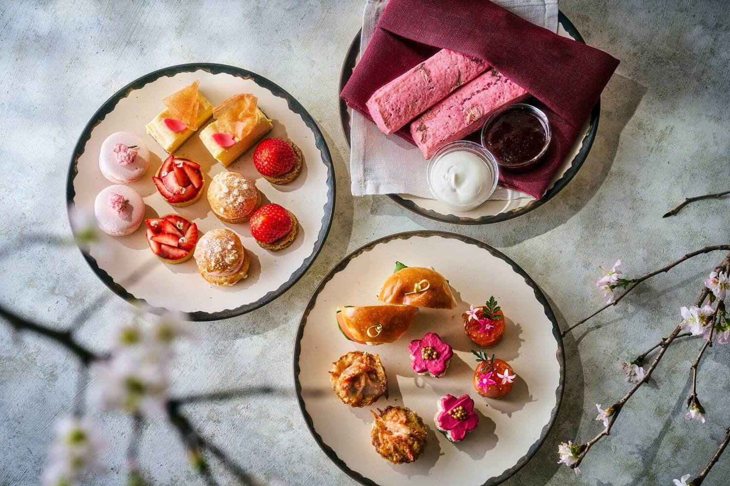 アンダーズ 東京「ピンク色」の桜アフタヌーンティー、“桜の花びら”のせマカロンやチーズケーキなど｜写真3