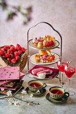 アンダーズ 東京「ピンク色」の桜アフタヌーンティー、“桜の花びら”のせマカロンやチーズケーキなど｜写真1