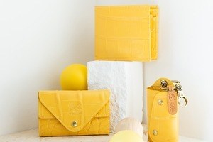 イル ビゾンテ“金運UP!?”イエロークロコ柄の革財布や封筒型カードケース