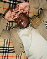 バーバリー“淡いデイジー模様”を描いたコートやバーバリーチェックのカーゴパンツ、刺繍ジャケットも｜写真7