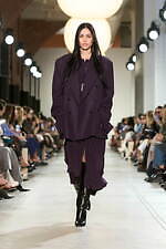 マイケル・コース 25-26年秋冬コレクション - エレガンスの極みへ｜写真22