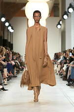 マイケル・コース 25-26年秋冬コレクション - エレガンスの極みへ｜写真30