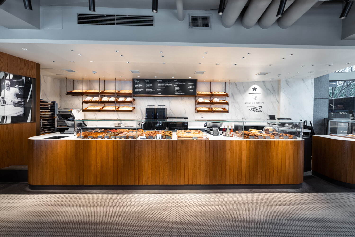 スターバックス“石臼抹茶”の限定フラペチーノ＆苺香るムースティー、銀座の新店で｜写真4
