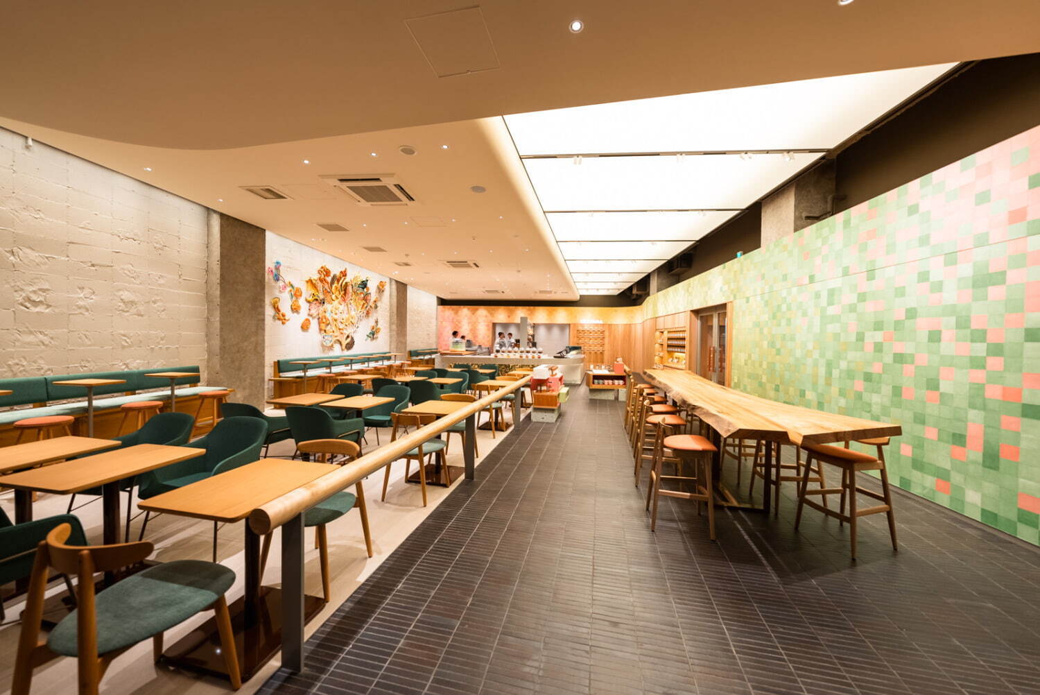 スターバックス“石臼抹茶”の限定フラペチーノ＆苺香るムースティー、銀座の新店で｜写真16