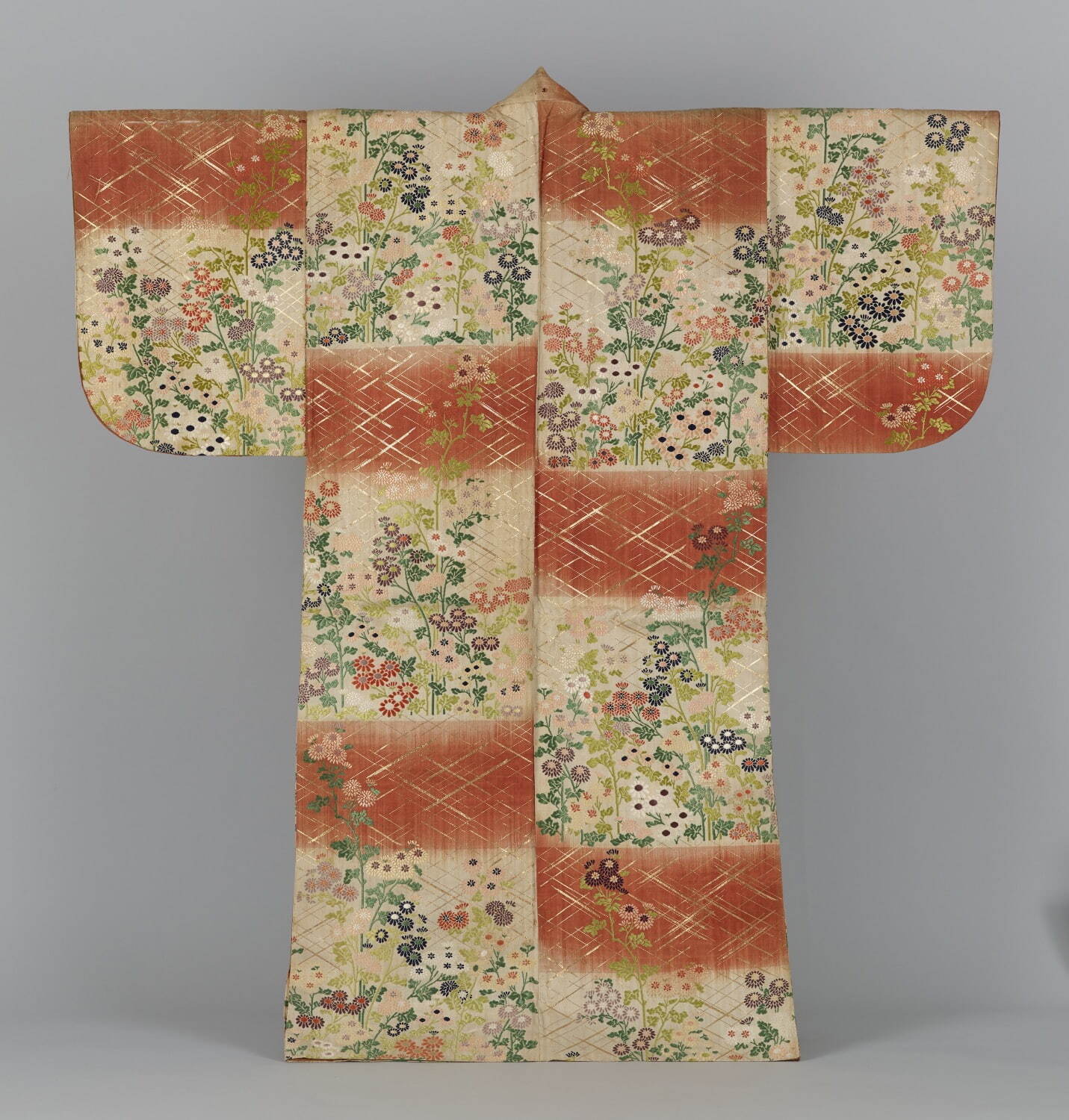 《紅白段業平菱菊模様唐織》 江戸時代 18世紀 大倉集古館所蔵 ［後期展示］