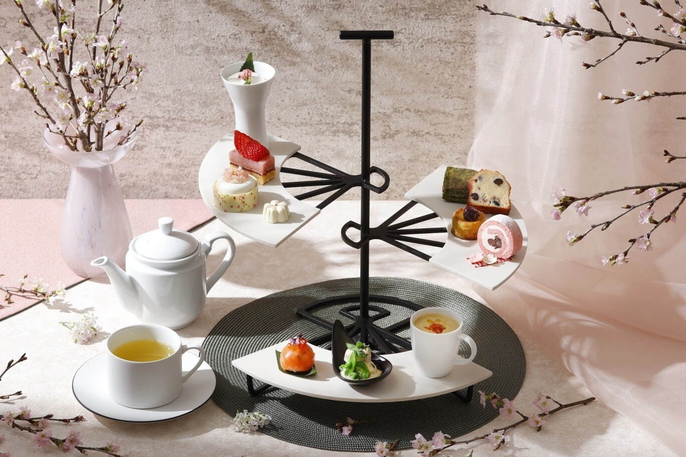 桜アフタヌーンティー｜ホテル雅叙園東京「さくらアフタヌーンティー」桜と塩麹のムース＆苺タルトなど淡い春色スイーツ
