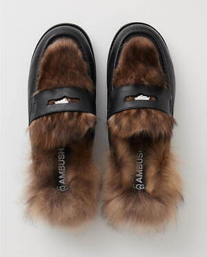 UGG×アンブッシュの新作シューズ、“ふんわりシープスキン”の