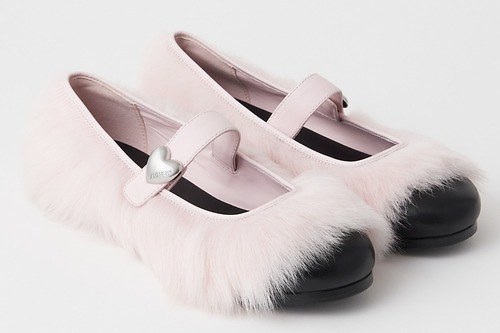 UGG×アンブッシュの新作シューズ、“ふんわりシープスキン”のメリージェーン＆ローファー