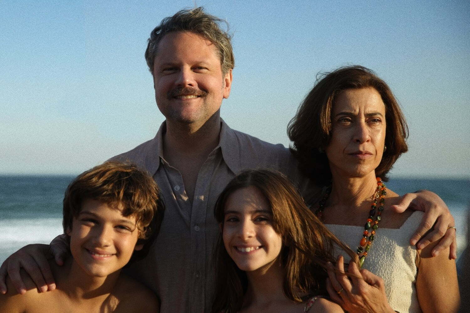 映画『アイム・スティル・ヒア』ブラジルの元国会議員誘拐事件をもとに、愛する夫を探し求める妻の物語