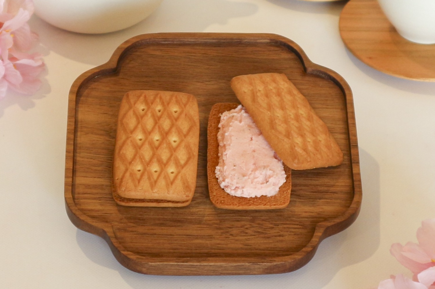桜スイーツ｜名古屋銘菓「生しるこサンド桜」が春限定で、しっとり食感ビスケット×“桜香る”クリームをサンド