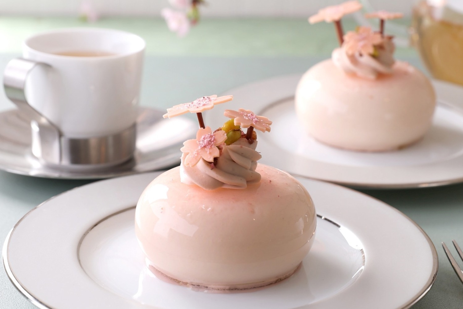 ジョエル・ロブション“桜の花咲く”春限定ケーキ、桜色ムースにチェリー＆ピスタチオ生地をイン