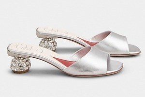 ロジェ ヴィヴィエ25年春夏サンダル、“まるでジュエリー”ガラス煌めく円形ヒール×ハート型インソール