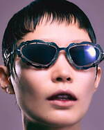 カンペールラボ初のアイウェア、曲線的なスチール製フレーム＆大胆テンプルのサングラス2型｜写真7