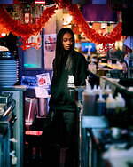 アクロニウム“漢字グラフィック＆エンブレム風ロゴ”のフーディ、アーティストNESMとコラボ｜写真4