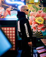 アクロニウム“漢字グラフィック＆エンブレム風ロゴ”のフーディ、アーティストNESMとコラボ｜写真3