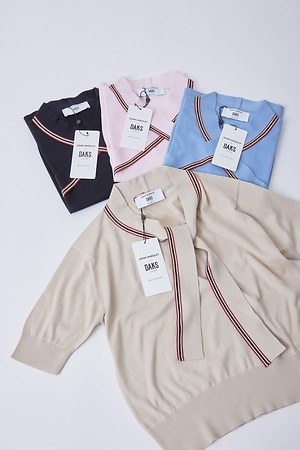 ダックス×ジョン スメドレーのニットウェア、ストライプ映えるポロシャツ＆ボウタイ風トップス｜写真4