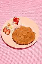 セサミストリートマーケット25年春限定「いちごスイーツ」エルモチョコが乗るパフェや苺型ドーナツ｜写真3